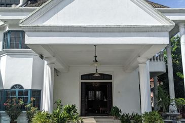 3 Storey Bungalow in Pinggir Ttdi For Sale 