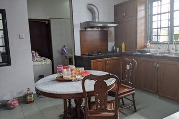 3 Storey Bungalow in Pinggir Ttdi For Sale 