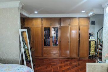 3 Storey Bungalow in Pinggir Ttdi For Sale 