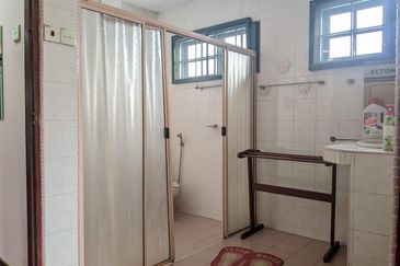 3 Storey Bungalow in Pinggir Ttdi For Sale 