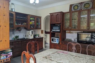 3 Storey Bungalow in Pinggir Ttdi For Sale 