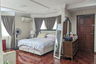 3 Storey Bungalow in Pinggir Ttdi For Sale 