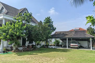 3 Storey Bungalow in Pinggir Ttdi For Sale 