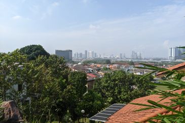 3 Storey Bungalow in Pinggir Ttdi For Sale 