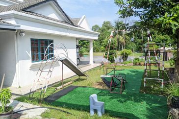 3 Storey Bungalow in Pinggir Ttdi For Sale 