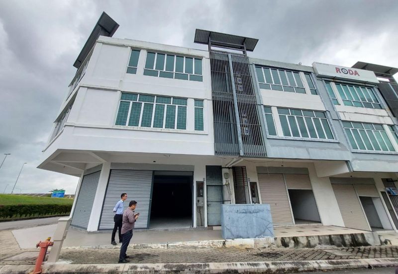 HOT HIGH DEMAND Corner Lot Shop Facing Mainroad Bangi Avenue Kajang Bangi Shop For Rent