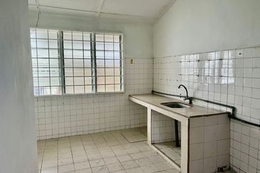 Subang Jaya SS18 Double Storey Superlink House with 5 Bedrooms for Sale [Walking Distance to Lrt Station]