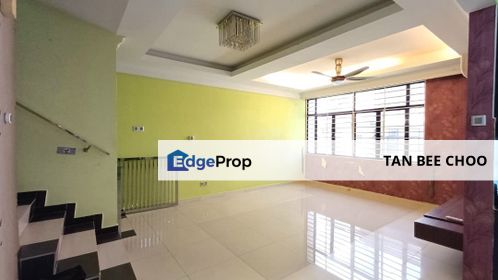 Park Villa Townhouse Upper Unit with Balcony, Partially Furnished, Selangor, Puchong