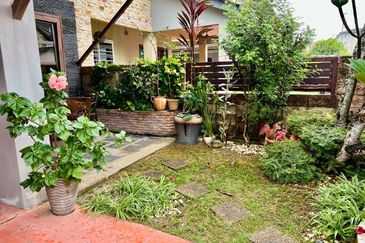 Astana Idaman, Desa Alam