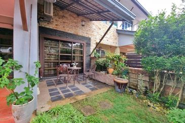 Astana Idaman, Desa Alam