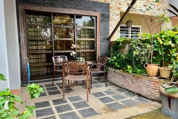 Astana Idaman, Desa Alam