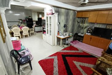 WTS / FOR SALE : Corner Lot Facing Open Double Storey at Bandar Tasik Selatan Kuala Lumpur. Fully Renovated