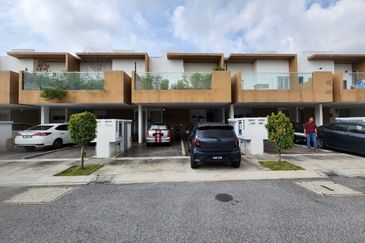 For Sale! [GROUND UNIT] RENOVATED Townhouse Casa Bluebell Cybersouth FULLY RENOVATED 🔥 RUMAH PALING CANTIK 🔥