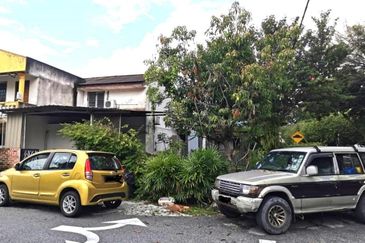 FOR SALE! [CORNER WITH BIG EXTRA LAND] Double Storey Terrace House Pandan Jaya, KL