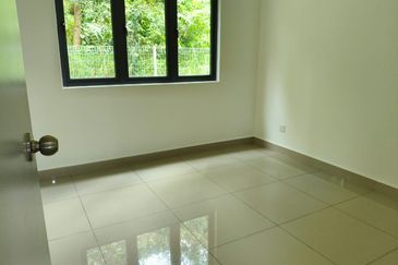 Jenderam Hilir 3 storey townhouse near Putrajaya and Bangi with good price and unit 24 x 45 ft