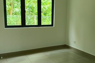 Jenderam Hilir 3 storey townhouse near Putrajaya and Bangi with good price and unit 24 x 45 ft