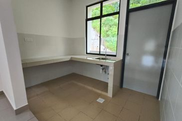 Jenderam Hilir 3 storey townhouse near Putrajaya and Bangi with good price and unit 24 x 45 ft