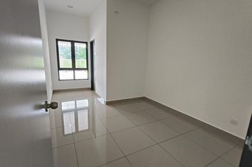 Jenderam Hilir 3 storey townhouse near Putrajaya and Bangi with good price and unit 24 x 45 ft