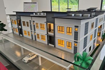 Jenderam Hilir 3 storey townhouse near Putrajaya and Bangi with good price and unit 24 x 45 ft