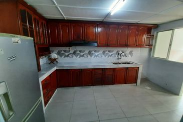 1.5 sty Bandar Kinrara Puchong Freehold, Cantik, E