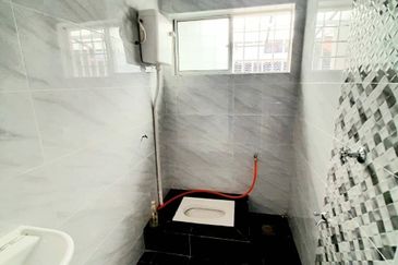 1.5 sty Bandar Kinrara Puchong Freehold, Cantik, E