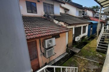 1.5 sty Bandar Kinrara Puchong Freehold, Cantik, E