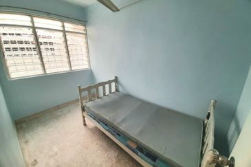 1.5 sty Bandar Kinrara Puchong Freehold, Cantik, E