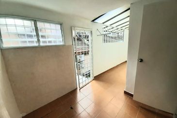 1.5 sty Bandar Kinrara Puchong Freehold, Cantik, E