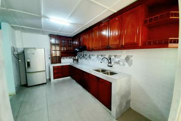1.5 sty Bandar Kinrara Puchong Freehold, Cantik, E