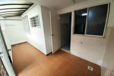 1.5 sty Bandar Kinrara Puchong Freehold, Cantik, E