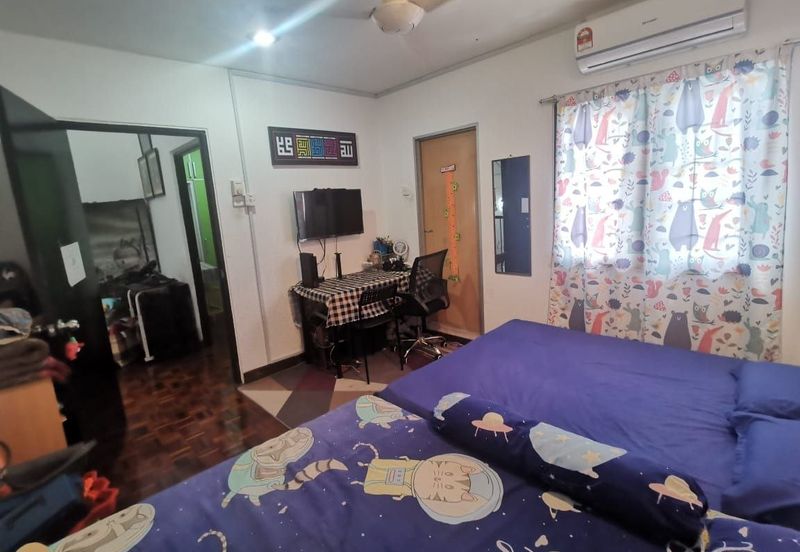 2 sty Taman Kembangsari  Seri Kembangan Reno,Near MRT,Kitchen Cabinet