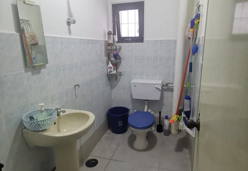 2 sty Taman Kembangsari  Seri Kembangan Reno,Near MRT,Kitchen Cabinet