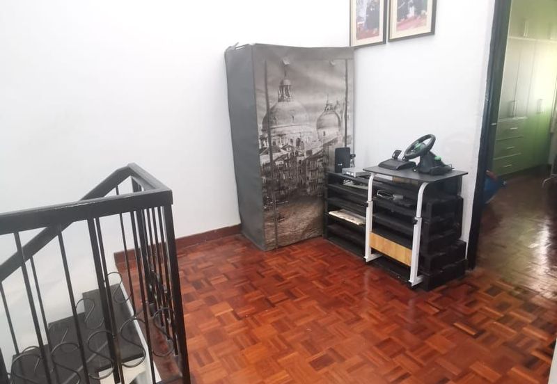 2 sty Taman Kembangsari  Seri Kembangan Reno,Near MRT,Kitchen Cabinet