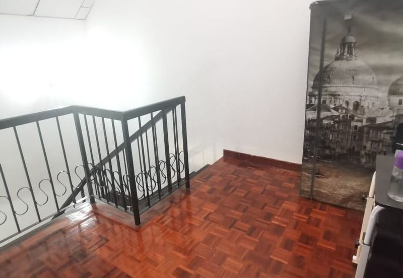 2 sty Taman Kembangsari  Seri Kembangan Reno,Near MRT,Kitchen Cabinet