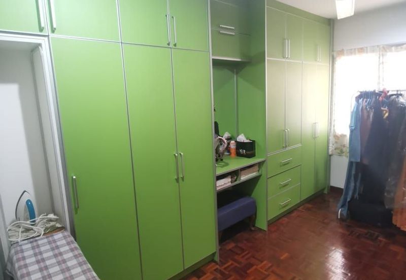 2 sty Taman Kembangsari  Seri Kembangan Reno,Near MRT,Kitchen Cabinet