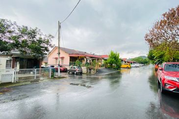 1sty house Lestari Putra Seri Kembangan Endlot,Cantik, Face Open,Murah