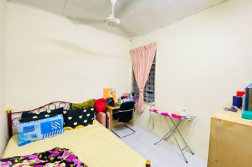 1sty house Lestari Putra Seri Kembangan Endlot,Cantik, Face Open,Murah