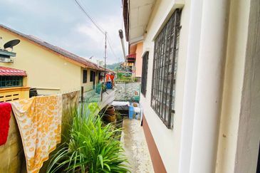 1sty house Lestari Putra Seri Kembangan Endlot,Cantik, Face Open,Murah