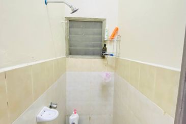 1sty house Lestari Putra Seri Kembangan Endlot,Cantik, Face Open,Murah