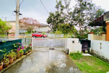 1sty house Lestari Putra Seri Kembangan Endlot,Cantik, Face Open,Murah
