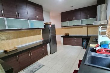 2 storey house Bandar Kinrara BK 5 Puchong Freehold Cantik Fully Furnished