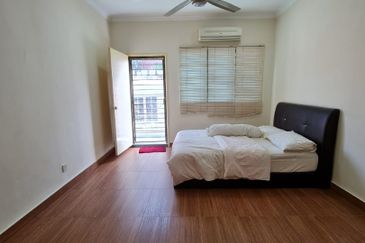 2 storey house Bandar Kinrara BK 5 Puchong Freehold Cantik Fully Furnished