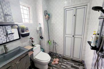 2sty home Seksyen 3 Tambahan Bangi Reno Cantik,Kitchen Cab,Title ready