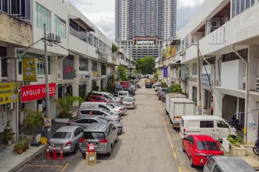 (Non Bumi, MURAH, VACANT MOVE IN) 3.5 Storey Shoplot Jalan Radin Anum, Sri Petaling