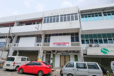 (Non Bumi, MURAH, VACANT MOVE IN) 3.5 Storey Shoplot Jalan Radin Anum, Sri Petaling