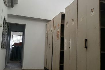 (Non Bumi, MURAH, VACANT MOVE IN) 3.5 Storey Shoplot Jalan Radin Anum, Sri Petaling