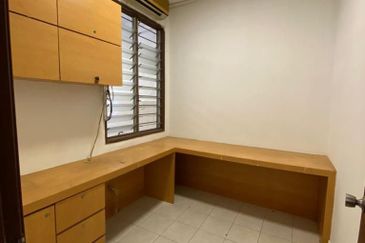 2sty Taman Putra Prima Puchong NonBumi Cantik Reno Extend Dapur, Face North