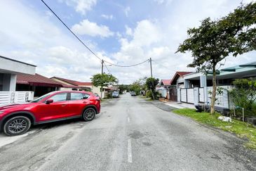 1sty Bandar Kinrara BK 4 Puchong Cantik Reno Extend Dapur, Geran Ada