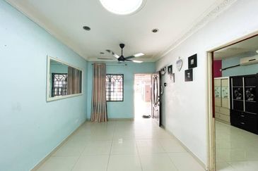 1sty Bandar Kinrara BK 4 Puchong Cantik Reno Extend Dapur, Geran Ada