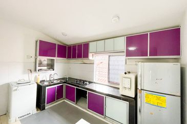 1sty Bandar Kinrara BK 4 Puchong Cantik Reno Extend Dapur, Geran Ada
